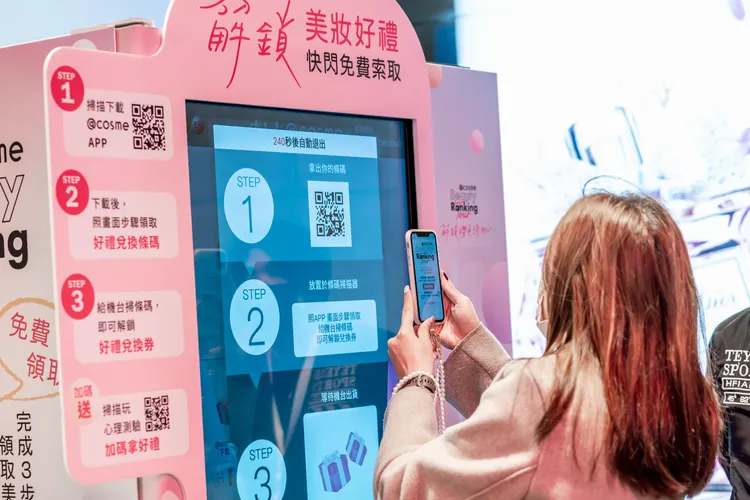 @cosme透過美妝科技AR虛擬試妝技術，消費者在活動現場即可透過AR虛擬試妝技術，讓試妝就像照鏡子般簡單，8種櫻色妝容秒換妝。業者提供