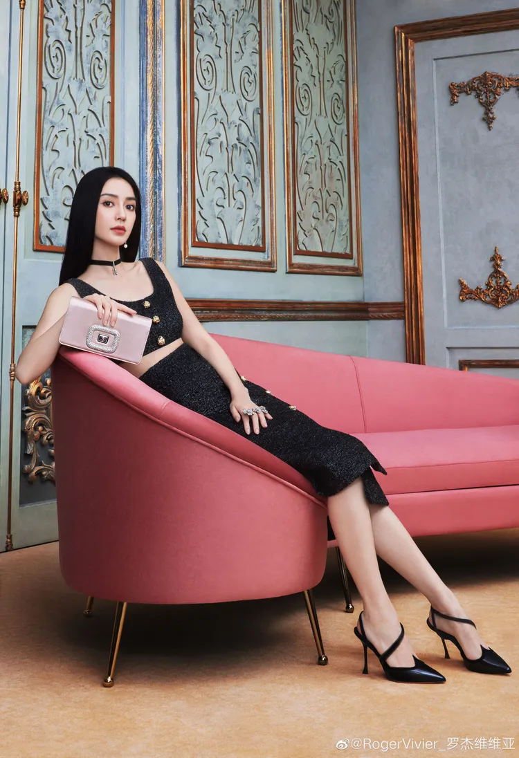 身為法國精品鞋履配件品牌Roger Vivier形象大使的Angelababy，以多變造型演繹旗下春夏新作。翻攝Roger Vivier微博