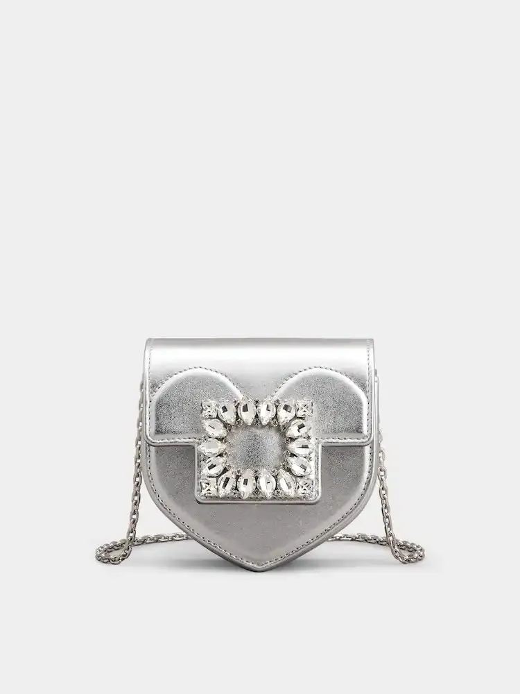 Roger Vivier Love系列金屬銀色山羊皮革鑽扣鍊帶包迷你款，6萬3000元。品牌提供