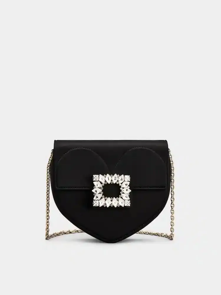 Roger Vivier Love系列黑色緞面鑽扣鍊帶包小型款，7萬5000元。品牌提供