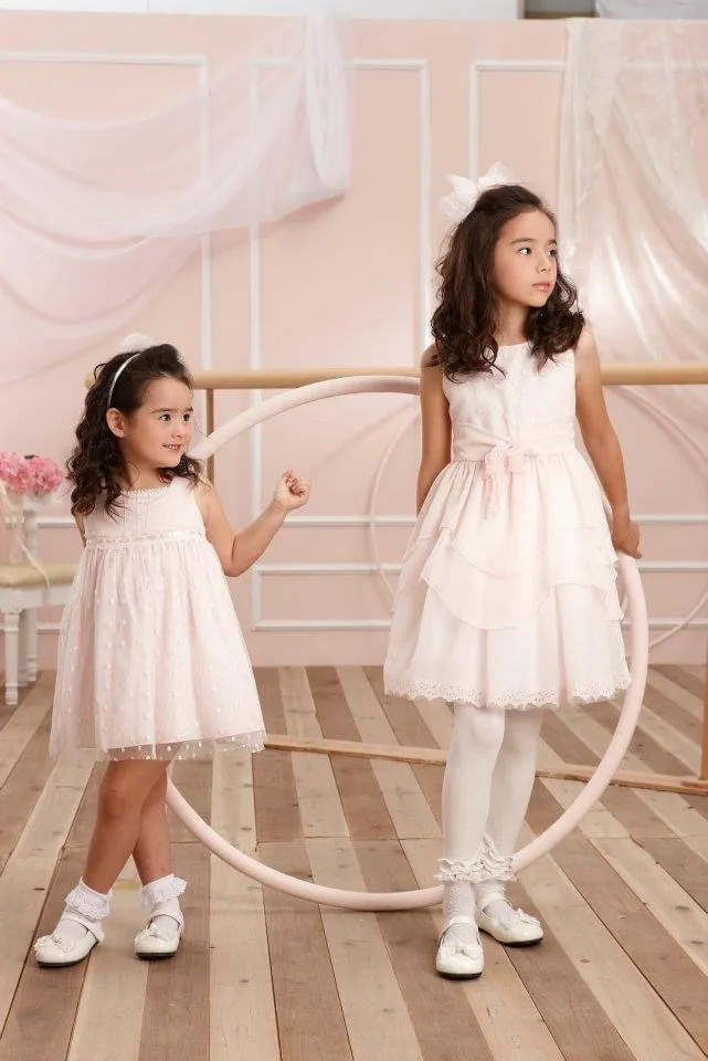 林奕嵐（右）和妹妹都像洋娃娃。周子娛樂提供