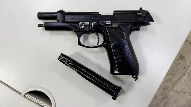 林男背包起出的空氣槍鋼瓶已經毀損，無殺傷力，純粹拿來拉槍套嚇人。警方提供