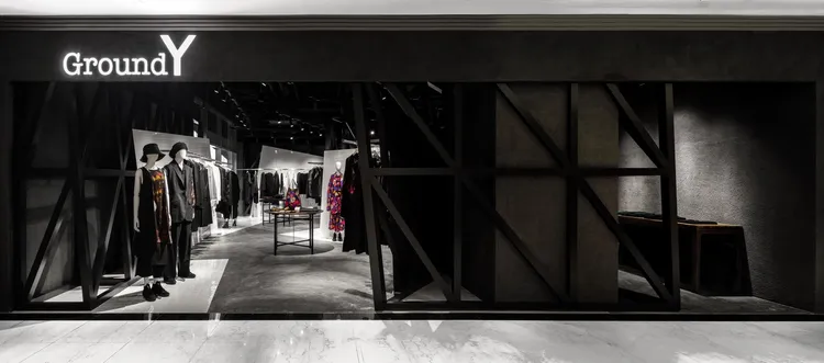 Ground Y以山本耀司標誌性的暗黑美學，為品牌台北微風信義賣店打造出吸睛門面。品牌提供