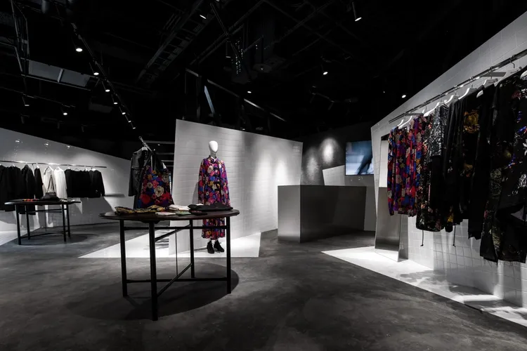 擺放於Ground Y台北微風信義店空間中的桌板，是受台灣獨特的「辦桌」文化啟發。品牌提供