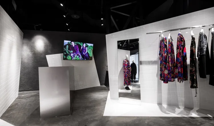 Ground Y台北微風信義店空間由日本知名設計公司OSO執刀，且大量引入象徵浴室的白色磁磚元素。品牌提供