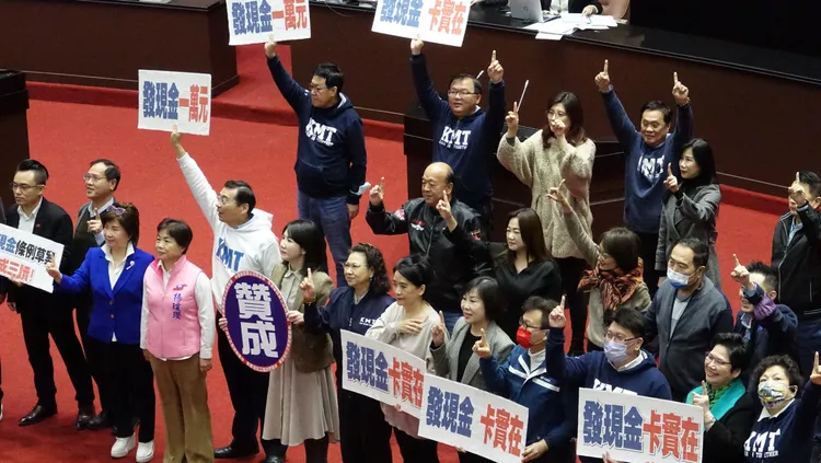 國民黨團疾呼政府普發現金1萬元。莊宗達攝