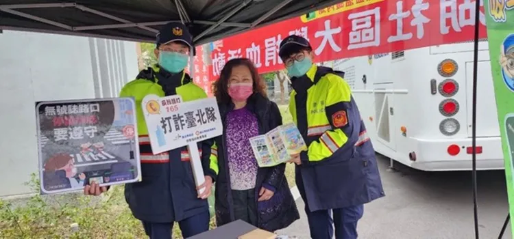北市內湖分局警員向民眾宣導交通安全觀念。翻攝畫面