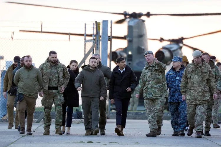 英國首相蘇納克為烏克蘭總統澤連斯基等人介紹英國代訓烏克蘭軍人的軍事基地。美聯社資料照片
