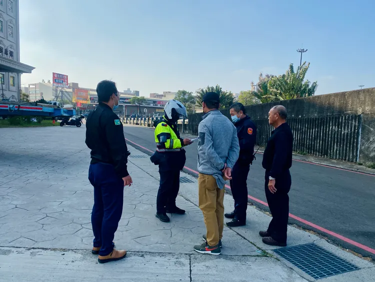 警方到場向地主、業者了解狀況。王志弘攝