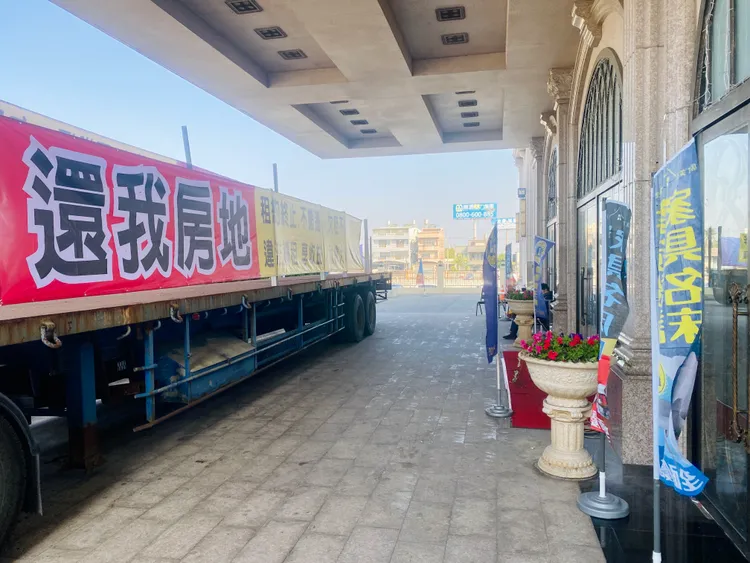 拖板車停在會館大門前通道「宣傳」。王志弘攝