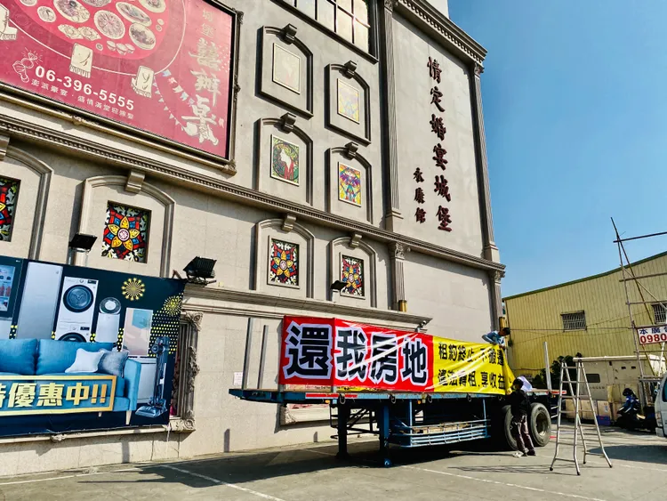 餐廳員工出入口，也有拖板車駐點。王志弘攝