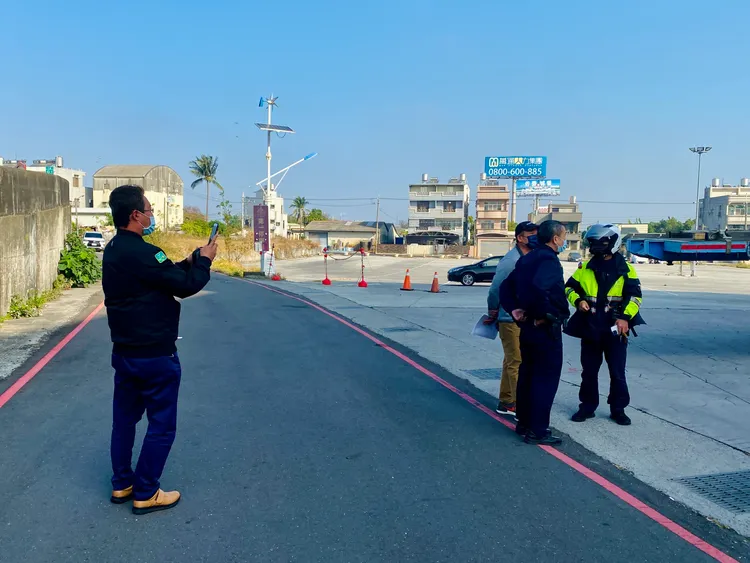 業者（左）報警，錄影蒐證反制。王志弘攝