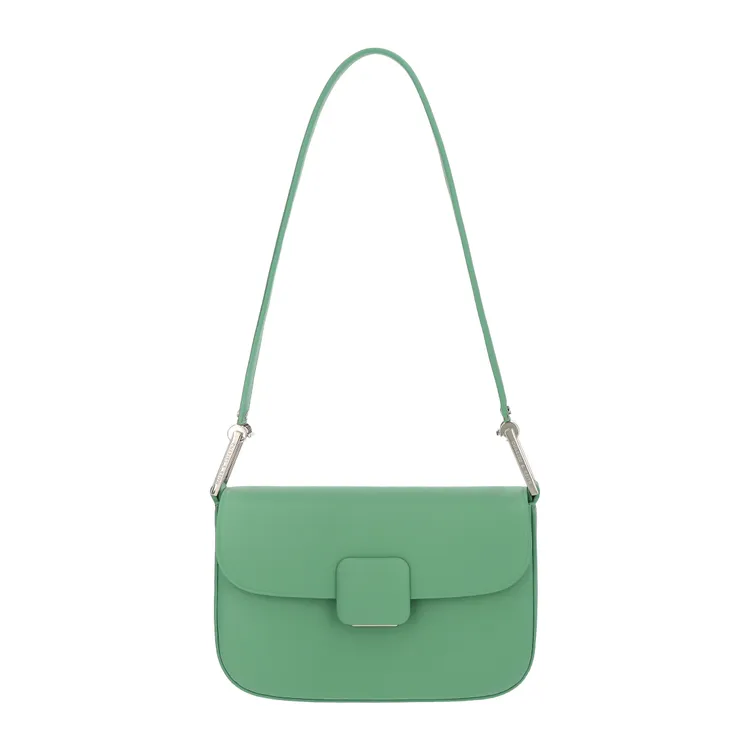 Koa方釦小方包，2590元。品牌提供