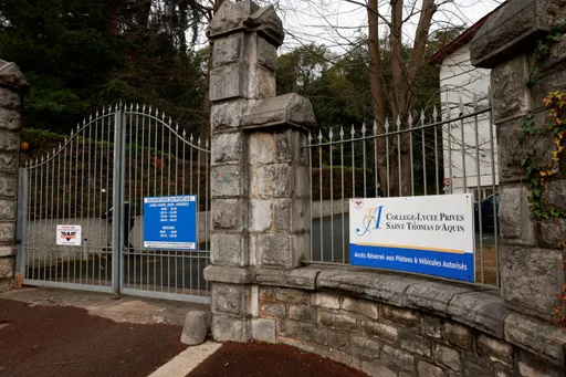 法國中學教師課堂上遭學生持刀刺死 犯案動機不明