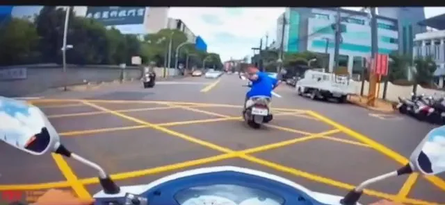 賴男在警員追捕時亮槍逼退警員。桃園警分局提供