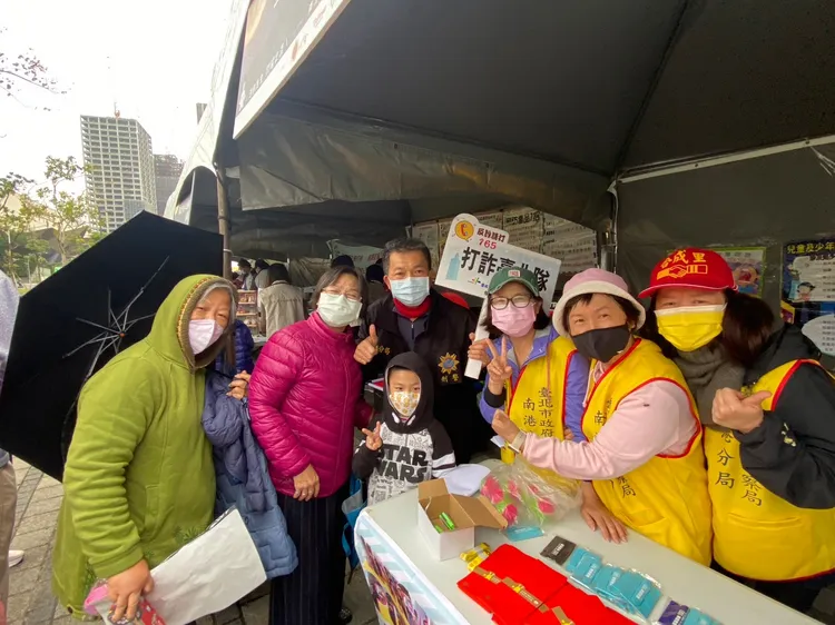 警方利用人潮聚集時機，宣導預防犯罪。翻攝畫面