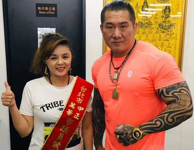 陳婕媗與館長合影。翻攝臉書萬華中正陳婕瑄一定贏