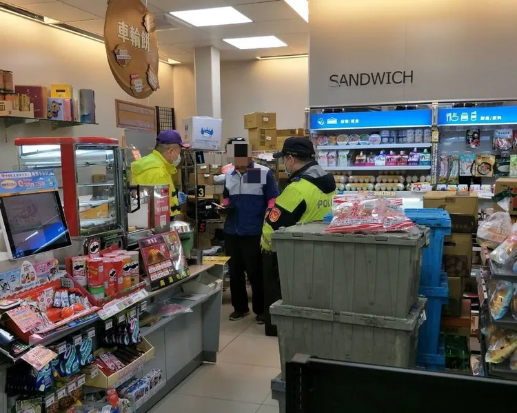 警方詢問店長狀況。大溪警分局提供