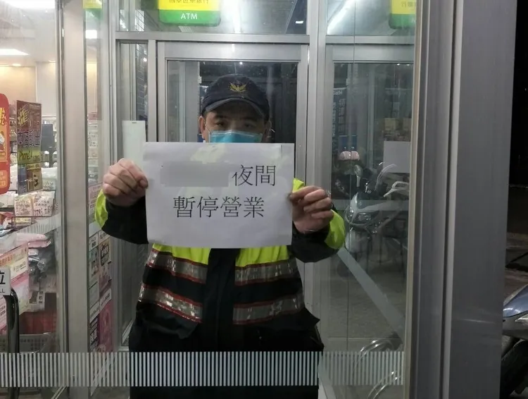 警方協助製作暫停營業公告。大溪警分局提供