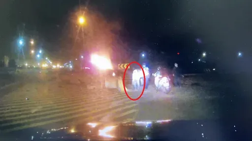 硬闖台中港管制區撞成火燒車！警從火球中救他出來　竟自拔點滴落跑