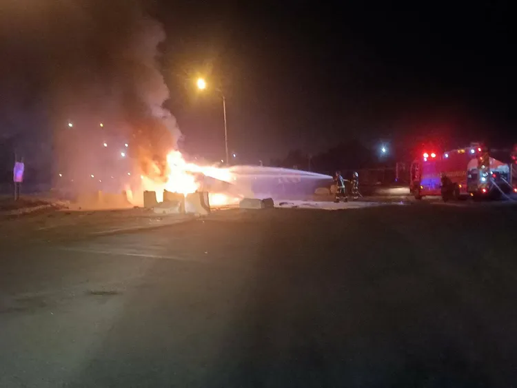 鄭男自撞護欄引發火燒車，消防人員射水搶救。民眾提供