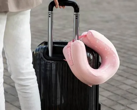 星巴克「舒適旅遊頸枕」，不論辦公或在家，出差或是出遊都很實用。業者提供