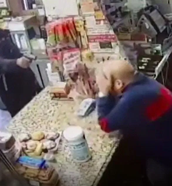 槍手先以手槍對著老闆轟頭。翻攝twitter/NewYorkPoliceDepartmentQueen