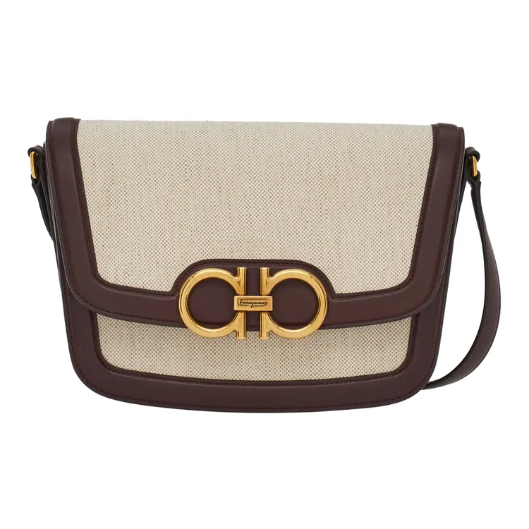 米色帆布Gancini扣飾肩背包，9萬2900元。品牌提供