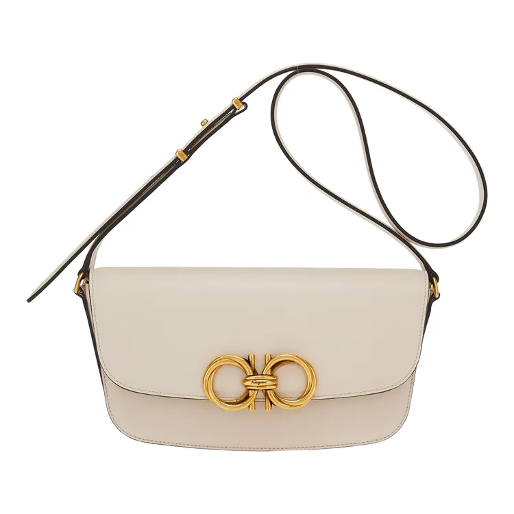 寬版白色皮革Gancini扣飾肩背包，8萬7900元。品牌提供