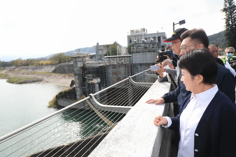 盧秀燕昨天視察石岡壩，對於經濟部要加強水力發電，提醒不能為了發電造成中部缺水。資料照片