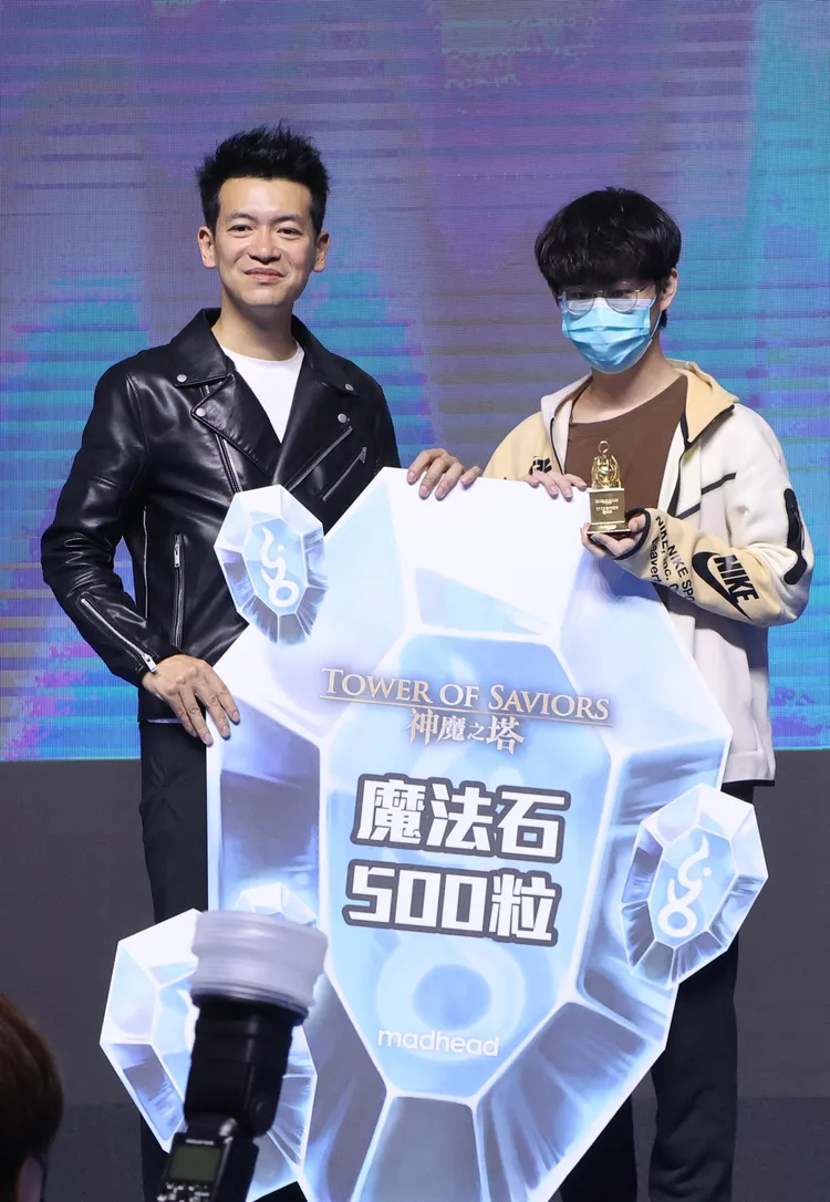 在「格鬥競技場」獲得冠軍，將能獲得500粒魔法石和金瘋頭獎座。鄭孟晃攝