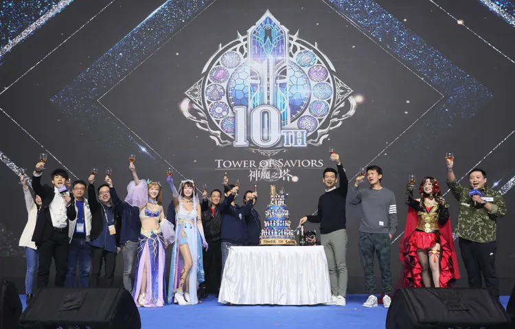 手遊開發商Madhead執行長Terry率領團隊開香檳、切蛋糕慶祝《神魔之塔》10周年。鄭孟晃攝