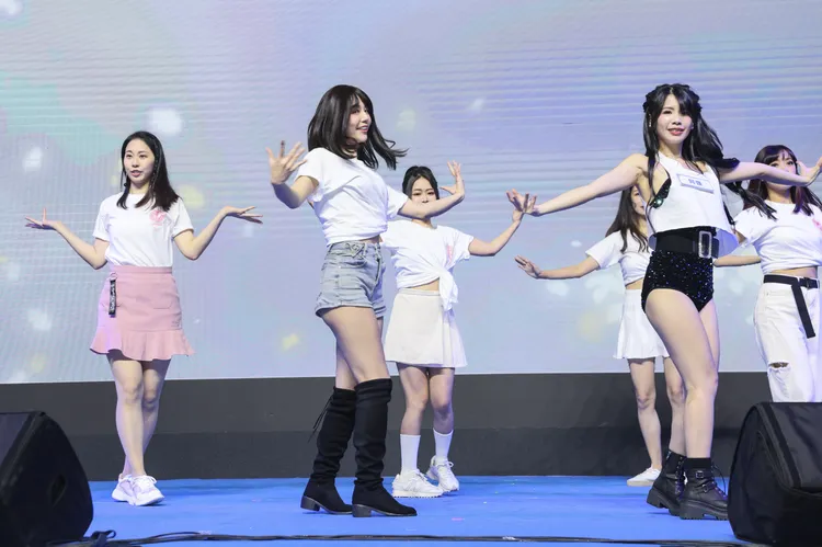 神魔女將辣舞嗨翻全場。鄭孟晃攝