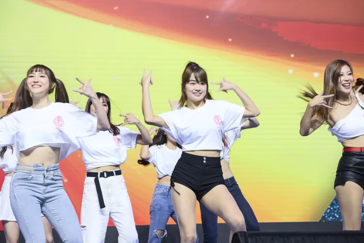 神魔女將輪番獻上熱舞炒熱現場氣氛。鄭孟晃攝