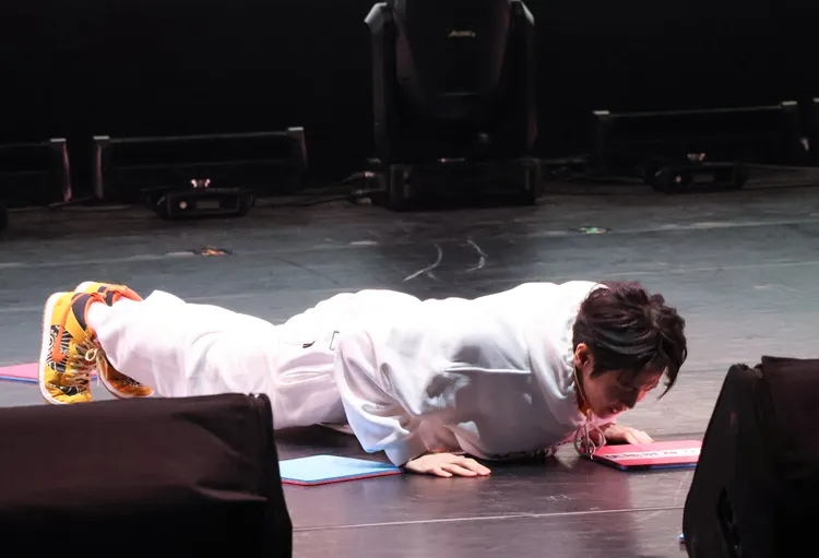 梁耀燮在台上做伏地挺身。鄭孟晃攝