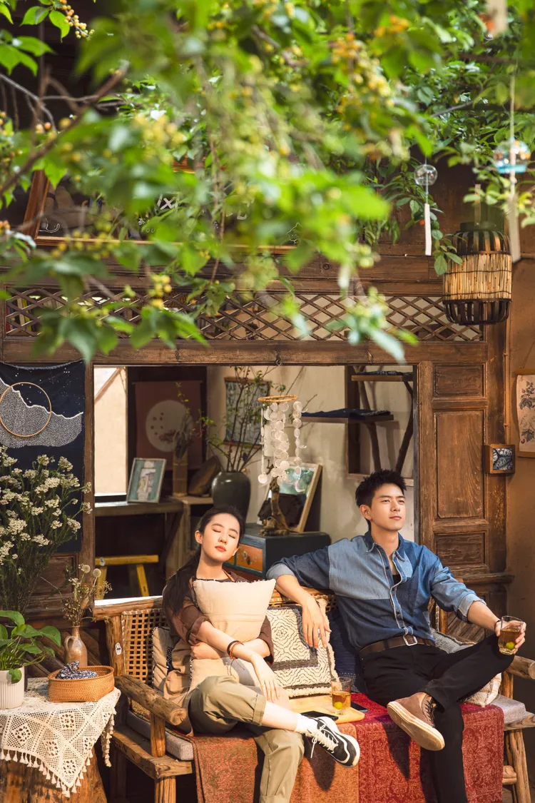 劉亦菲（左）、李現詮釋充滿生活感的情侶。MyVideo提供