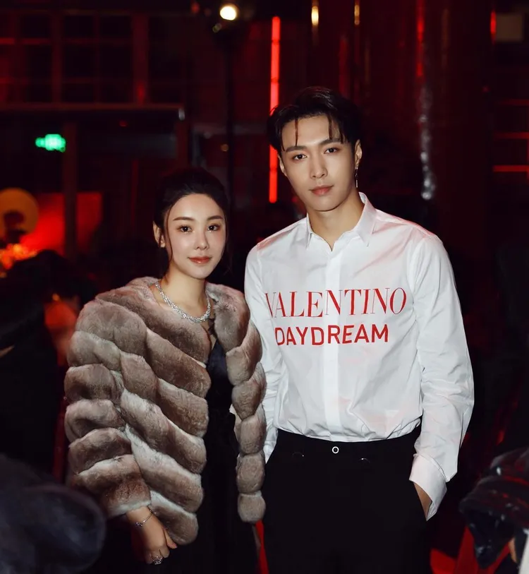 蔡天鳳與藝人張藝興合影。翻攝IG