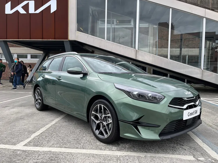 車頭延續Kia家族設計語彙虎式造型水箱護罩，搭配全新LED造型頭燈整合全新三箭式日行燈，下方則換上全新飛箭式前保桿設計。林浩昇攝