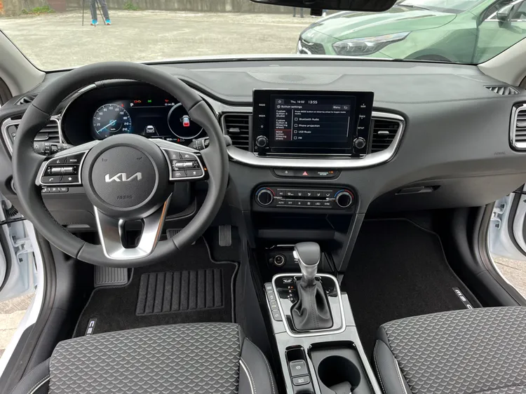 前座配上皮質方向盤、排檔桿、類金屬旋鏢式設計把手，12.3吋整合智慧型全數位儀表板，與 8吋多媒體影音觸控系統均為標準配備。林浩昇攝