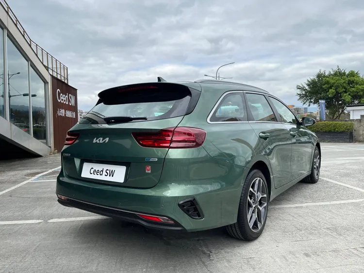 車側肩線以立體折線，對應C柱線條，為上窗線刻劃出優雅的半月線條，並搭配旋鏢式LED尾燈。林浩昇攝