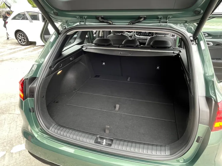 後行李廂擁有521公升的置物空間，椅背傾倒模式下更可擴充至1,581 公升，並附貼身感應式電動尾門。林浩昇攝