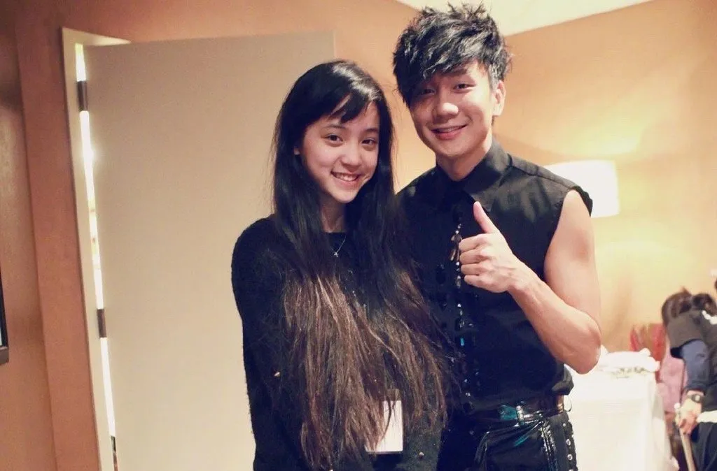 10年前的合照，欧阳娜娜脸上还稚气未脱，带点babyfat。