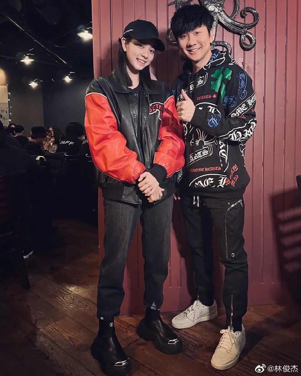 如今22岁的欧阳娜娜与41岁的林俊杰合照，网友夸他冻龄。翻摄林俊杰微博