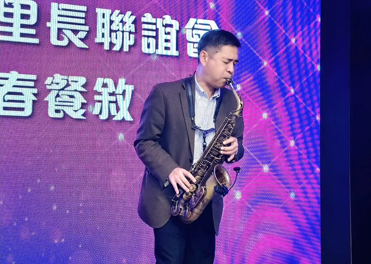 民政局長柯慶忠演奏薩克斯風幫忙募款，所得全捐慈濟作為土耳其賑災之用。區公所提供