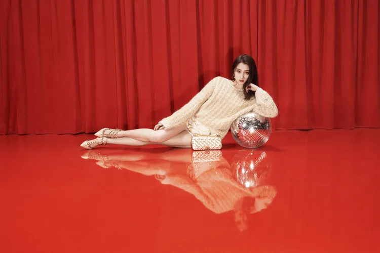 關曉彤演繹Valentino Garavani Rockstud鉚釘鞋款系列。品牌提供