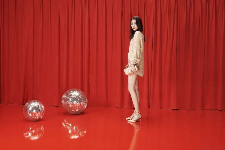 關曉彤演繹Valentino Garavani Rockstud鉚釘鞋款系列。品牌提供