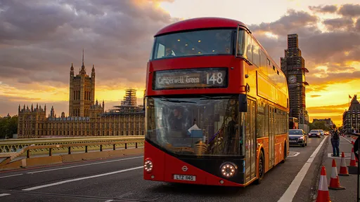 公車後座傳來呻吟聲 他們回頭驚見「司機穿制服口交女乘客」