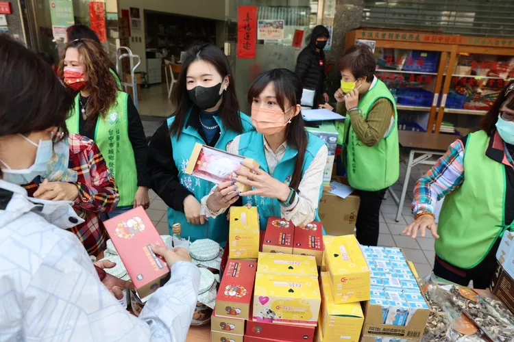 曾朝榮服務處派出美女助理，出席義賣現場。曾朝榮服務處提供