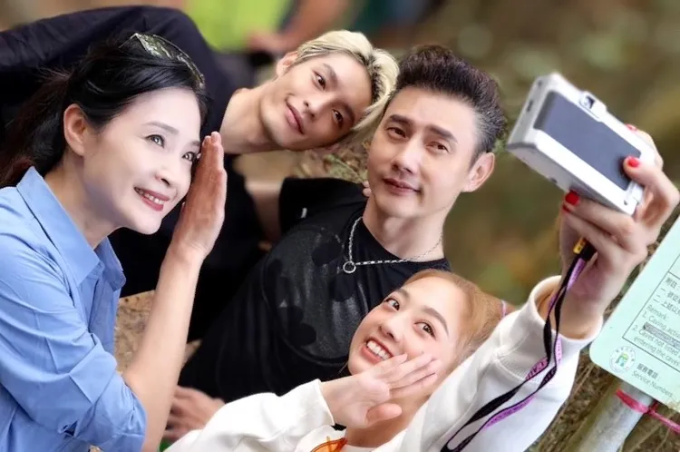 方季惟（左起）與曹佑寧、包偉銘、鬼（吳映潔）組成旅伴。尚時代文創娛樂提供