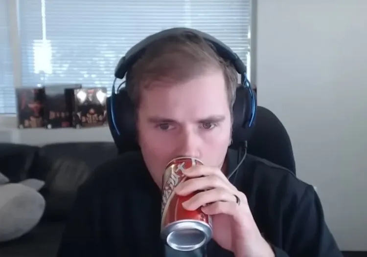 受訪中途，遊戲總監Joe Shely拿起黑松沙士暢飲。翻攝自YT頻道《IGN》